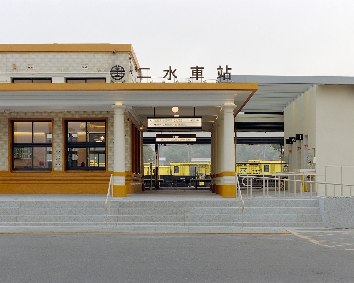 After 07｜原設於屋頂的「二水車站」標示，改以專為集集線設計的簡約字體設置於建築右側，使車站整體輪廓更為清晰.jpg